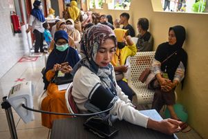 À Surabaya (Indonésie) le 11 février, les premiers habitants viennent bénéficier de leur bilan de santé annuel mis en place par la nouveau président.