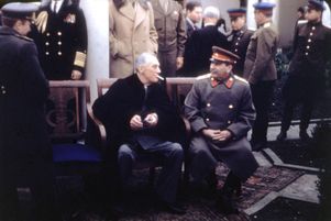 Franklin Roosevelt et Joseph Staline à la conférence de Yalta en février 1945. Alliés contre Adolf Hitler, les deux dirigeants organisent la fin de la guerre.