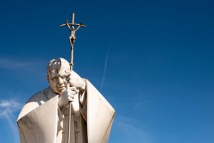 Fin 2022, François révélait avoir préparé une lettre de démission dès le début de son pontificat au cas où un « problème de santé » l’empêcherait « d’exercer son ministère et qu’(il) ne serait pas assez conscient pour démissionner. »
