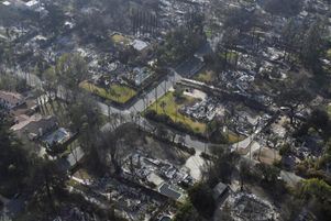 La maire de Los Angeles Karen Bass a annoncé vendredi 21 février 2025 avoir limogé la cheffe des pompiers de la ville. 