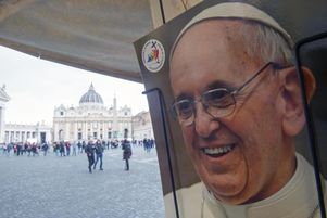 Une photo du pape près de la place Saint-Pierre au Vatican, où des fidèles se réunissent chaque soir pour prier pour la guérison de François. Jeudi 26 février 2025, le pape a passé une « bonne nuit » a annoncé le Vatican.