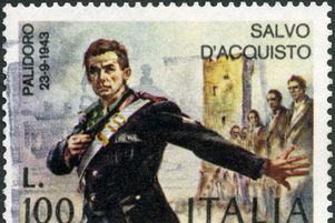Un timbre imprimé en Italie montre Salvo D’Acquisto (1920-1943) de Vittorio Pisano, décédé en 1943 en sauvant 22 personnes à Palidoro, vers 1975.