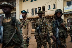 Des rebelles du M23 gardent une unité de policiers congolais qui se sont rendus et qui seront recrutés par le groupe rebelle, le 22 février à Bukavu (RD-Congo).