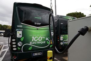 En France, à peine un nouveau bus sur trois roule à l’électricité, tandis que le gaz (y compris le biogaz, moins émetteur de CO2), fait toujours la course en tête. Ici au dépôt de la Régie des transports marseillais (RTM) de la Rose.