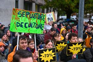 Environ 3 000 professionnels de la culture ont manifesté devant le conseil régional des Pays de la Loire à Nantes pour protester contre les baisses de budget décidées par la présidente de la Région, Christelle Morançais, le 25 novembre 2024.