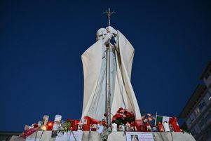 Des fidèles ont déposé des bougies au pied de la statue de Jean-Paul II située à l’extérieur de la polyclinique Gemelli, où le pape François est hospitalisé pour une pneumonie, à Rome, le 4 mars 2025.
