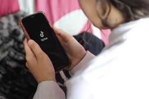 Si les 11-24 ans sont moins nombreux sur TikTok que sur Snapchat et Instagram, chaque utilisateur y passe en moyenne deux à quatre fois plus de temps, soit plus d’une heure et demie par jour.
