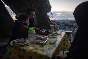 Une famille palestinienne s’apprête à rompre le jeûne du Ramadan au milieu des décombres de leur maison dans le nord de la bande de Gaza, le 9 mars 2025.