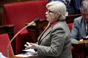 La ministre française du travail, de la santé, des solidarités et de la famille, Catherine Vautrin, s’adresse au gouvernement lors de la séance des questions au gouvernement à l’Assemblée nationale, à Paris, le 19 février 2025. 