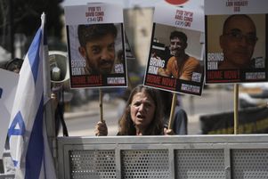 Des Israéliens appellent à la libération des otages détenus dans la bande de Gaza et affirment que la reprise des combats met leurs proches en danger, devant le Parlement israélien, à Jérusalem, le mardi 18 mars 2025.