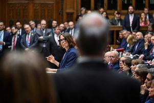 La secrétaire d’État britannique au Travail et aux Retraites, Liz Kendall, s’exprime lors d’une déclaration sur la « réforme de la protection sociale » à la Chambre des communes, le 18 mars 2025.