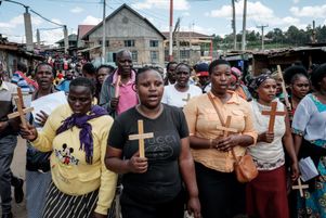 Des catholiques kenyans participent à la procession du Vendredi saint dans le bidonville de Kibera, à Nairobi, le 7 avril 2023.