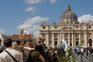Des pèlerins marchent vers la Porte Sainte de la Basilique Saint-Pierre? le 26 mars 2025 à la Cité du Vatican. 