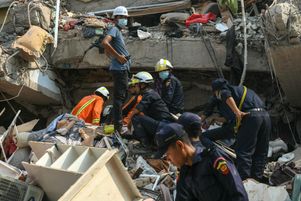 Des équipes de secours devant un bâtiment écroulé à Mandalay, Birmanie, le samedi 29 mars, après le tremblement de terre qui a touché le pays.