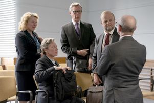 Toby Jones incarne à la perfection Alan Bates (à dr.), héros flegmatique et rigoureux de cette histoire.