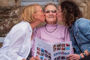 L’entreprise Famileo propose une application et l’envoi d’une gazette papier pour favoriser les liens les grands-parents et les autres membres de la famille.