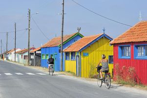 La plateforme Airbnb a été condamnée mardi 8 avril 2025 en appel à payer plus de 8,6 millions d’euros à la communauté de communes de l’île d’Oléron. Ici, des cabines à huître dans la commune du Dolus-d’Oléron.