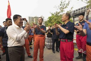 Min Aung Hlaing, chef de la junte militaire, rend visite à des secouristes chinois venus en aide aux victimes du séisme en Birmanie, à Mandalay le 6 avril.