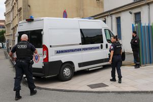 Le convoi pénitentiaire arrive au tribunal de Valence pour le procès de Gabriel Fortin, en juin 2023. Ce mercredi 9 avril 2025, le « tueur de DRH » a été définitivement condamné à la réclusion criminelle à perpétuité.