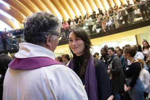 Plus de 10 000 adultes seront baptisés à Pâques. (Illustration : célébration de l’appel décisif des catéchumènes adultes en la cathédrale Notre-Dame de Créteil, le 9 mars)