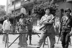 En avril 1975, des miliciens musulmans libanais gardent un poste de contrôle dans le quartier de Barbir, à l’ouest de Beyrouth (Liban).