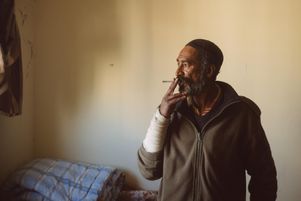 À Zababdeh,  le 11 avril, dans un immeuble où ont trouvé refuge des familles expulsées du camp de Jénine, Nazmeh ne compte plus les raids de ces derniers mois et comprend le désarroi de la jeunesse.