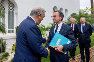 Le ministre marocain de l’intérieur, Abdelouafi Laftit (à gauche), accueille son homologue Bruno Retailleau à son arrivée à Rabat, au Maroc, le 14 avril 2025.