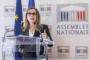 La députée Isabelle Santiago (PS) lors de la remise du rapport de la commission d’enquête parlementaire sur l’aide sociale a l’enfance le 8 avril dernier. À la suite de ce rapport, une plainte a été déposée lundi 14 avril 2025 contre la France auprès du comité des droits de l’enfant de l’ONU pour « violations graves et récurrentes » des droits des mineurs confiés à l’ASE.