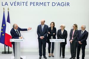 Le premier ministre François Bayrou, aux côtés de ses ministres, lors de la conférence sur la situation des finances publiques, à Paris, le 15 avril.