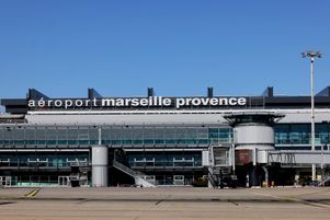 Quatre salariés de chaînes de restauration située à l’aéroport de Marseille ont été licenciés pour avoir distribué des invendus à des SDF. 