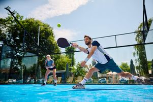Au sein de la Fédération française de tennis, qui assure par délégation le développement de la discipline, on dénombre 80 000 licenciés 100 % padel et environ 100 000 compétiteurs.