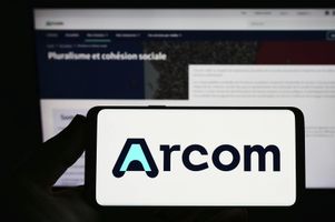 L’Arcom a mis en demeure mardi 22 avril 2025 deux sites pornographiques pour ne pas avoir mis en place un système de vérification d’âge obligatoire de leurs utilisateurs.