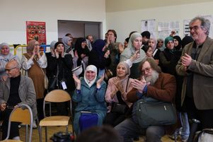 Le public applaudit à l’issue de la conférence de presse dans l’enceinte du lycée Averroès à la suite de la décision du conseil administratif de Lille de rétablir le contrat liant l’établissement musulman à l’État.