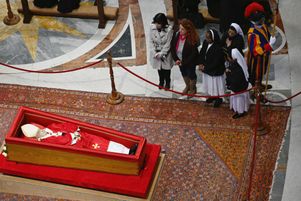 Moment de recueillement devant le corps du pape François, jeudi 24 avril au cœur de la basilique Saint-Pierre de Rome.