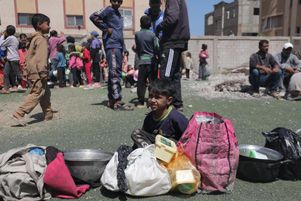 Des Palestiniens du camp de réfugiés de Nousseirat, à Deir Al-Balah, dans la bande de Gaza, le 19 avril.