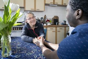 En France, 34 % des personnes âgées de 15 ans et plus indiquent donner du temps « gratuitement pour les autres ou pour contribuer à une cause ».