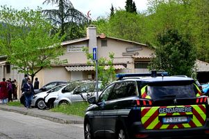 Devant la mosquée de Grand-Combe (Gard), le 27 avril 2025, après le meurtre d’un musulman deux jours plus tôt.