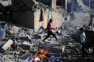 Un jeune Palestinien marche au milieu des décombres, suite aux frappes israéliennes de la nuit, dans le camp de réfugiés de Nousseïrat, dans le centre de la bande de Gaza, le 29 avril 2025.