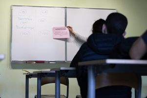 Des éducatrices du dispositif FIL (formation d’initiative locale) de l’association l’Amicale du nid qui accompagne les mineurs en risque ou en situation de prostitution font de la prévention dans une classe de troisième dans le collège Krafft.