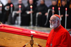 Le cardinal Cristóbal López Romero se recueille auprès du cercueil du pape François, dans la basilique Saint-Pierre au Vatican, le 23 avril.