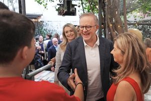 Anthony Albanese a été réélu premier ministre australien, le parti travailliste remportant une victoire écrasante et élargissant sa majorité parlementaire dans un contexte de fluctuations généralisées à travers le pays.