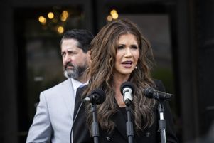 Kristi Noem chef du département de la sécurité intérieure a annoncé lundi 5 mai 2025 que les États-Unis offriraient 1 000 dollars et les frais de transport aux immigrés en situation irrégulière acceptant de retourner volontairement dans leur pays.