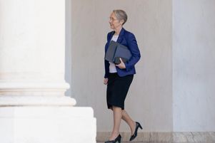 la ministre de l’éducation nationale Élisabeth Borne (ici en avril dernier) a fixé mardi 6 mai 2025 un objectif de 50 % de filles dans la spécialité mathématiques en terminale en 2030