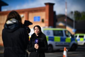 Une journaliste devant un commissariat de police écossais le 12 octobre 2019, après la rumeur de l’arrestation de Xavier Dupont de Ligonnès à l’aéroport de Glasgow. 