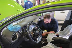 Un technicien de Stellantis remplace un airbag défectueux sur une voiture Citroën à l’usine Peugeot PSA Group Stellantis, en février 2025. Des centaines de véhicules ont été immobilisés en raison de la dangerosité des airbags Takata.