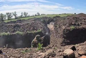 Image du service de presse du ministère russe de la défense montrant des soldats russes à l’entraînement, le 12 mai 2025, dans un lieu non identifié en Ukraine.