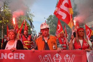 Manifestation des salariés d’Arcelor Mittal devant le siège de l’entreprise.