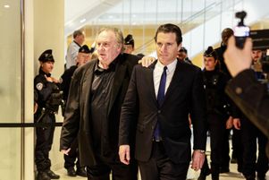 Accusé par deux femmes de violences sexuelles sur le tournage des Volets verts en 2021, Gérard Depardieu arrive à son procès le 25 mars 2025 pour agressions sexuelles accompagné de son avocat Jérémie Assous.