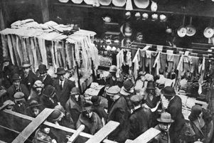 Un samedi au marché de Berwick street, dans le quartier de Soho à Londres, en 1926-1927.