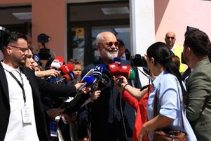 Le parti du premier ministre socialiste Edi Rama a remporté une large victoire aux élections législatives en Albanie selon les résultats officiels publiés mardi 13 mai 2025.